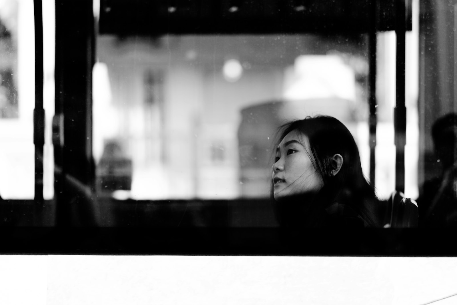 一位女性坐在公車上望向窗外，象徵在日常移動中重新審視自己的多個版本